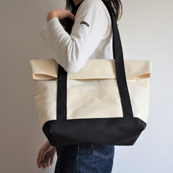 BEND TOTE BAG（キナリ×ブラック） 1枚目の画像