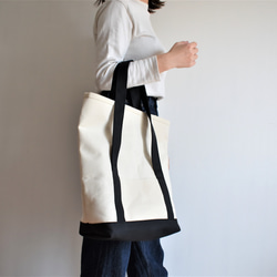 BEND TOTE BAG（キナリ×ブラック） 9枚目の画像