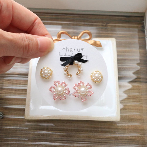 ビーズ刺繍 のお花《ﾋﾟﾝｸ》とラウンドのピアスとイヤーカフの5点セット