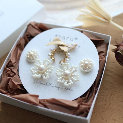 再販】ビーズ刺繍 のお花《ﾎﾜｲﾄ》とラウンドのピアスと