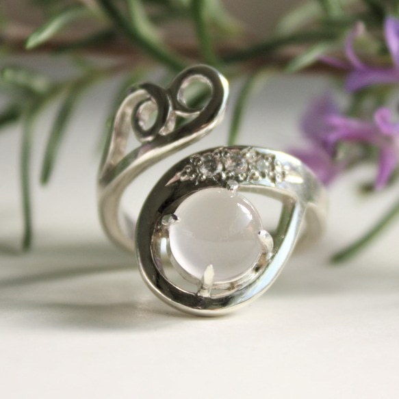 ローズクォーツの指輪 シルバー　フリーサイズ　淡いピンク　特別な日のリング 1枚目の画像