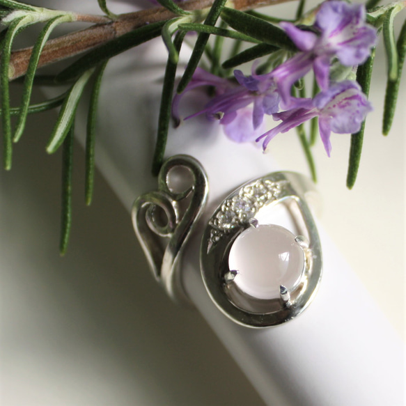 ローズクォーツの指輪 シルバー　フリーサイズ　淡いピンク　特別な日のリング 2枚目の画像