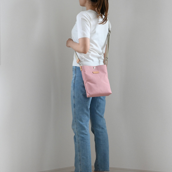 Sサイズ/20色展開/倉敷産帆布×ヌメ革♩軽量でペットボトルも入る便利なショルダーバッグ#スモーキーピンク 3枚目の画像