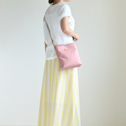 Sサイズ/20色展開/倉敷産帆布×ヌメ革♩軽量でペットボトルも入る便利なショルダーバッグ#スモーキーピンク 2枚目の画像