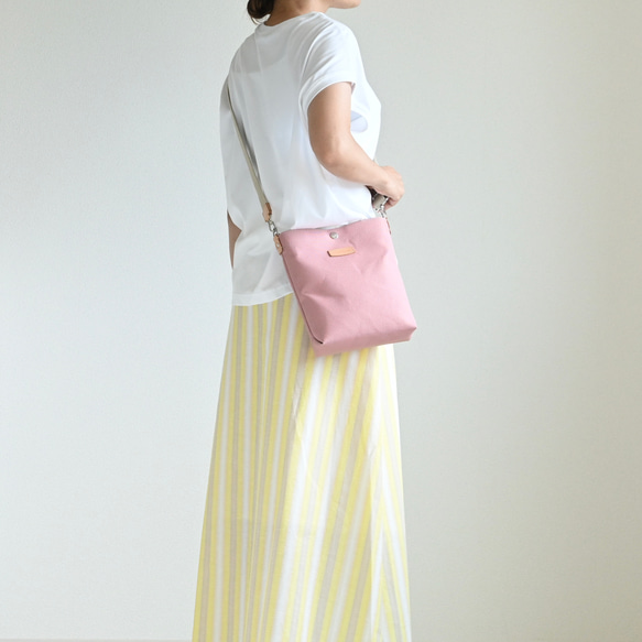 Sサイズ/20色展開/倉敷産帆布×ヌメ革♩軽量でペットボトルも入る便利なショルダーバッグ#スモーキーピンク 2枚目の画像