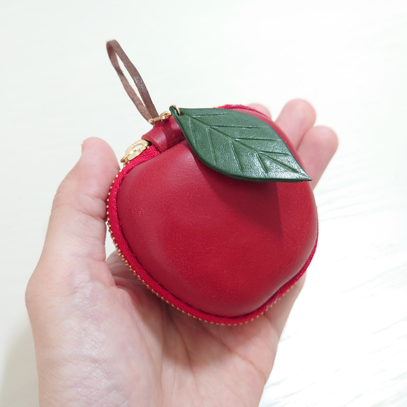 【 特集掲載 多数! / おひとり様2点まで / 受注生産】『丘のポタジェのりんごポーチ』/ 革ポーチ /贈り物に人気 5枚目の画像