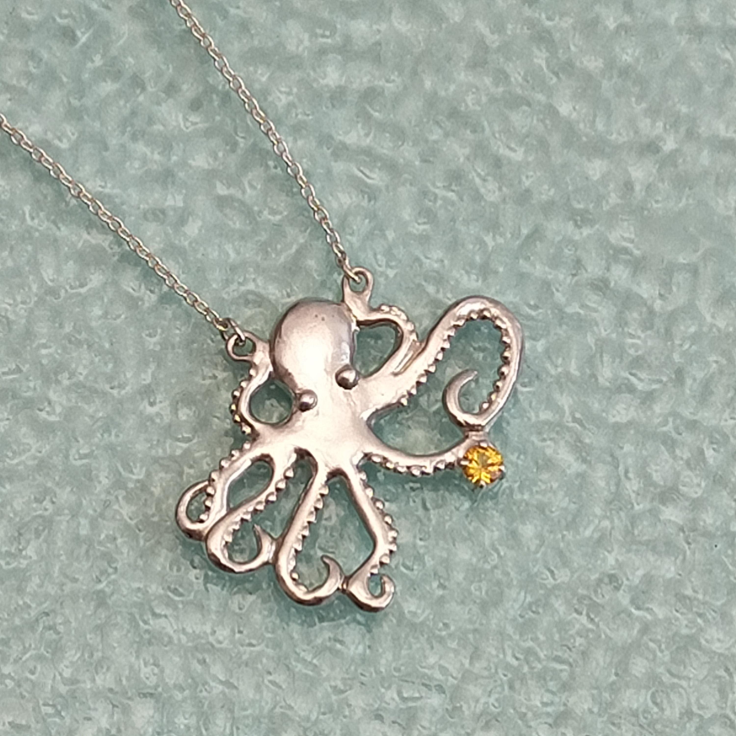 シトリンを抱えたタコのペンダント