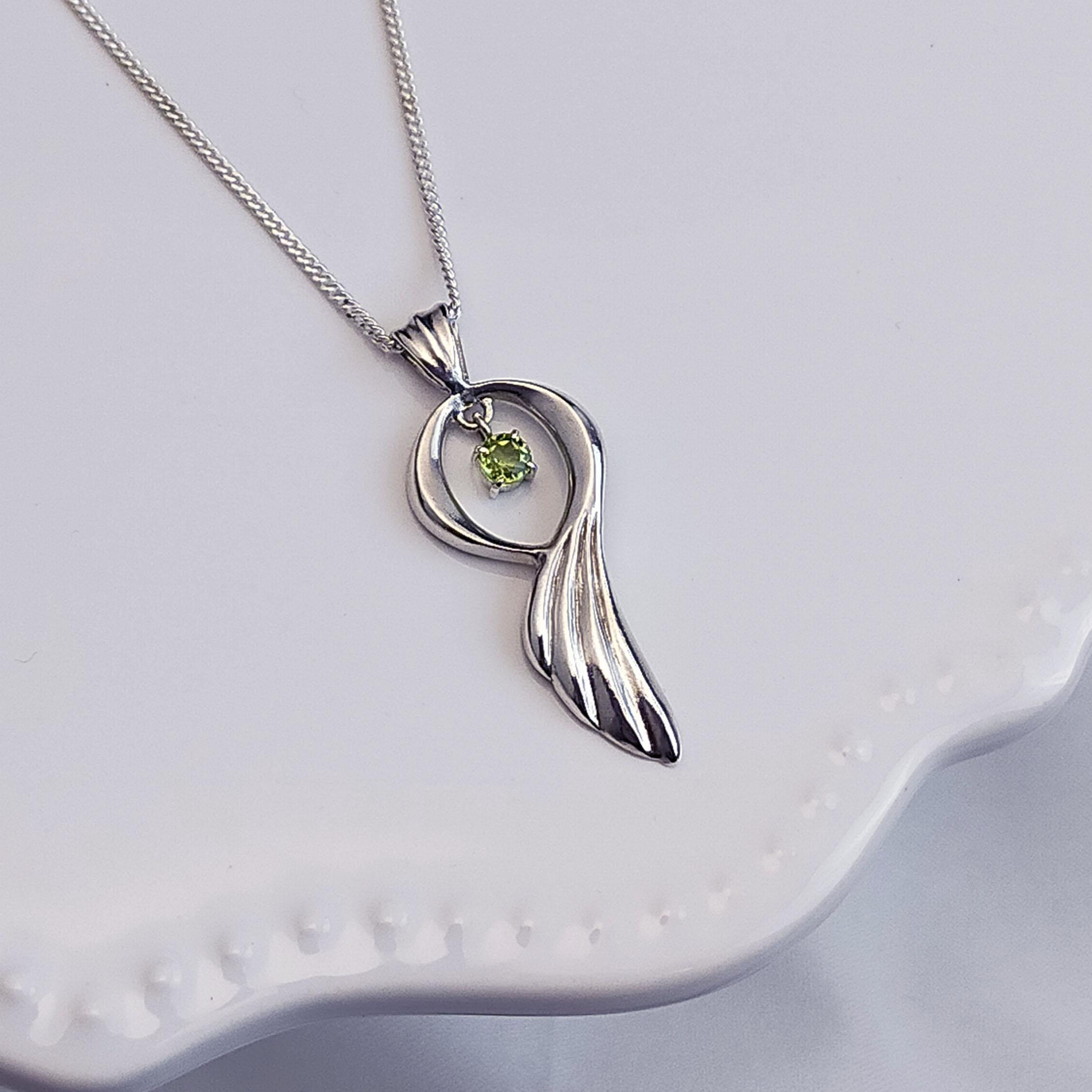 ペリドットが輝く羽根 シルバー ペンダント