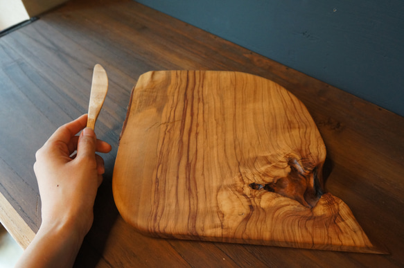 【木　皿　木製　食器】＃073　オリーブのカッティングボード　値引価格 / Olive Cutting Board 6枚目の画像