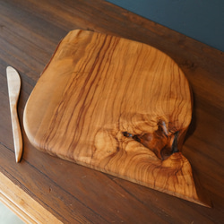 【木　皿　木製　食器】＃073　オリーブのカッティングボード　値引価格 / Olive Cutting Board 1枚目の画像