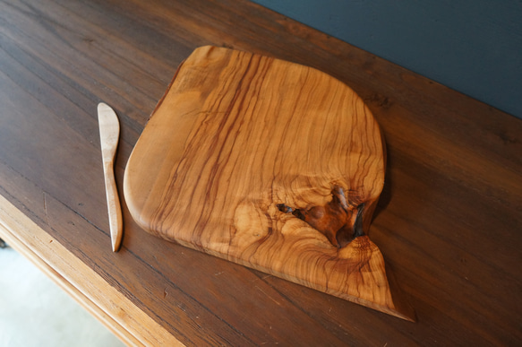 【木　皿　木製　食器】＃073　オリーブのカッティングボード　値引価格 / Olive Cutting Board 1枚目の画像