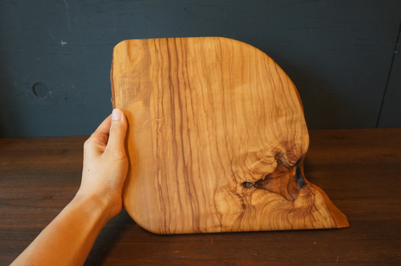 【木　皿　木製　食器】＃073　オリーブのカッティングボード　値引価格 / Olive Cutting Board 7枚目の画像