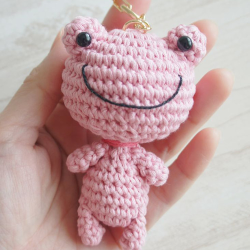 受注製作】無事にカエル♡かえるさんキーホルダー (ピンク) あみぐるみ