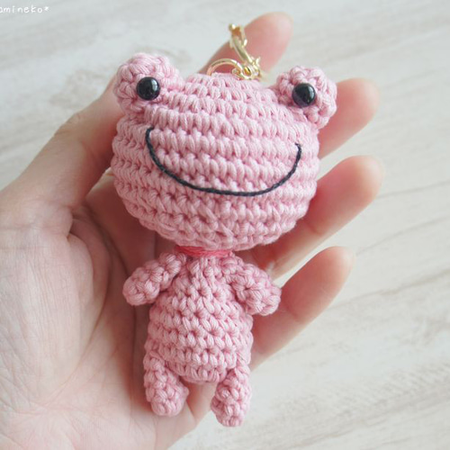 Y*。様 ピンクマカロンちゃんの編みぐるみキーホルダー〇 Y*。様