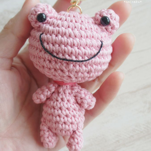 受注製作】無事にカエル♡かえるさんキーホルダー (ピンク) あみぐるみ
