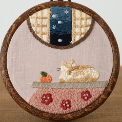 冬の猫とこたつ　手刺繍パネル　［受注制作］ 2枚目の画像