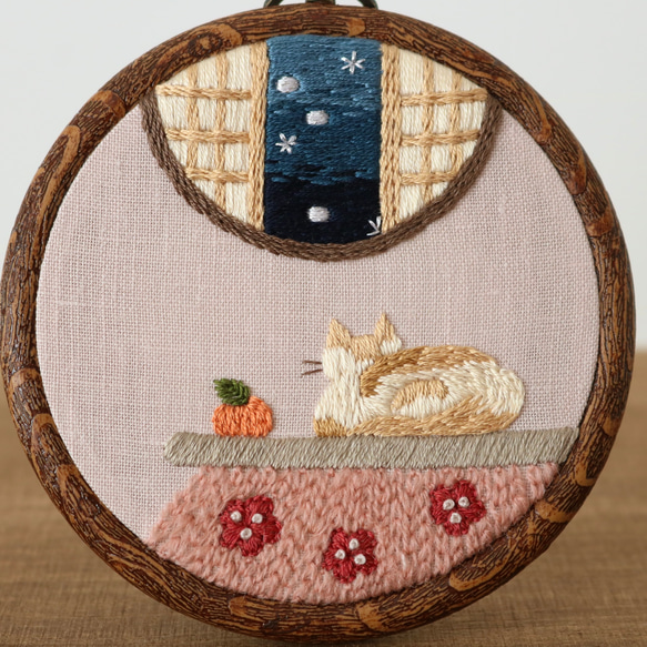 冬の猫とこたつ　手刺繍パネル　［受注制作］ 2枚目の画像