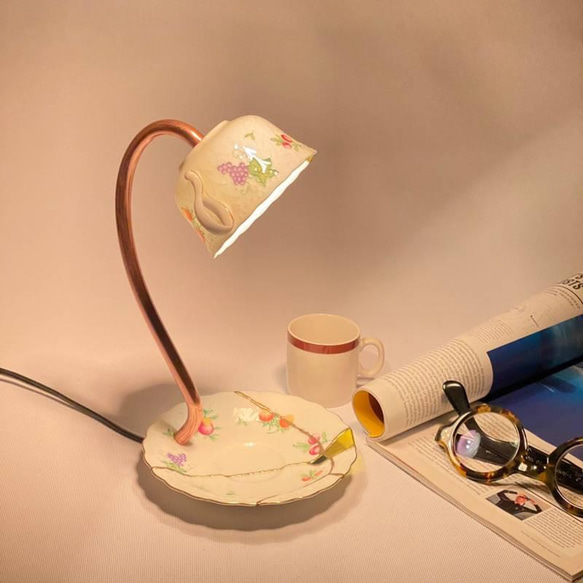 磁器×ステンドグラスで金継ぎ技法のテーブルランプ 1枚目の画像