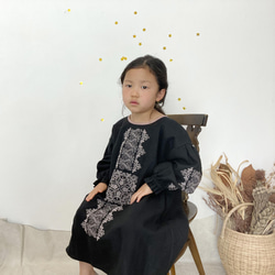 【ブラック】ソロチカ刺繍のリネンギャザーワンピース 1枚目の画像