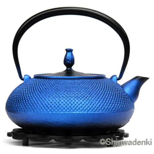 未使用品　南部照光堂造　鍛治打鉉　１０型アラレ　南部鉄瓶　南部鉄器　鉄瓶 お取り寄せ】南部鉄器 鉄瓶 平丸アラレ（瑠璃色・鉄蓋）1.2L