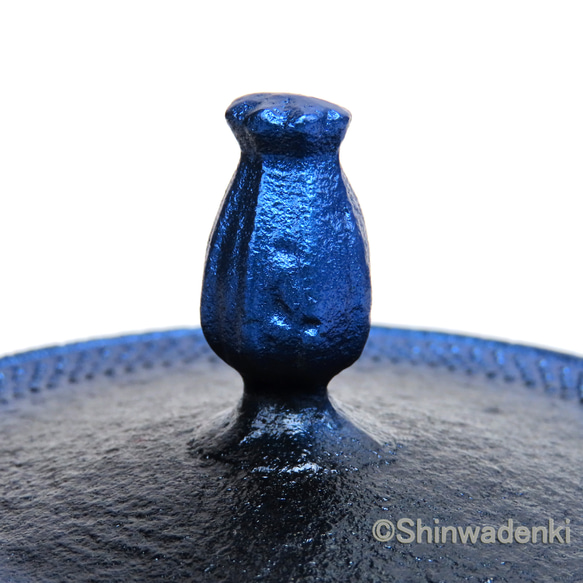 及富 南部鐵器 南部鐵器 鐵瓶 鐵壺 平圓Arare（藍寶石色・鐵蓋）1.2L 日本製造 IH對應 第6張的照片