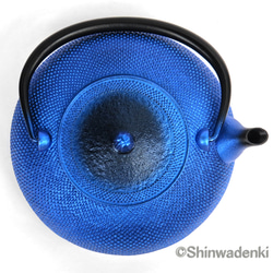 及富 南部鐵器 南部鐵器 鐵瓶 鐵壺 平圓Arare（藍寶石色・鐵蓋）1.2L 日本製造 IH對應 第3張的照片