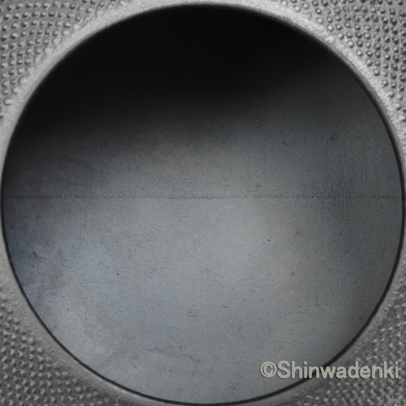 南部鉄器 鉄瓶 平丸アラレ（黒・鉄蓋）1.2L 内面素焼き・酸化被膜仕上 日本製 ガス・100V/200V IH対応 7枚目の画像
