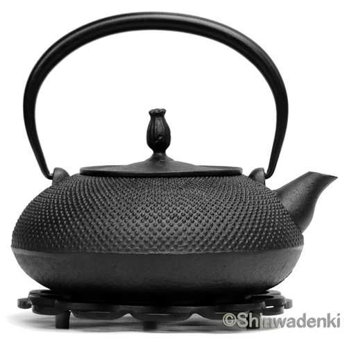 お取り寄せ】南部鉄器 鉄瓶 平丸アラレ（黒・鉄蓋）1.2L 内面素焼き