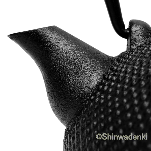 南部鉄器 鉄瓶 平丸アラレ（黒・鉄蓋）1.2L 内面素焼き・酸化被膜仕上 日本製 ガス・100V/200V IH対応 12枚目の画像