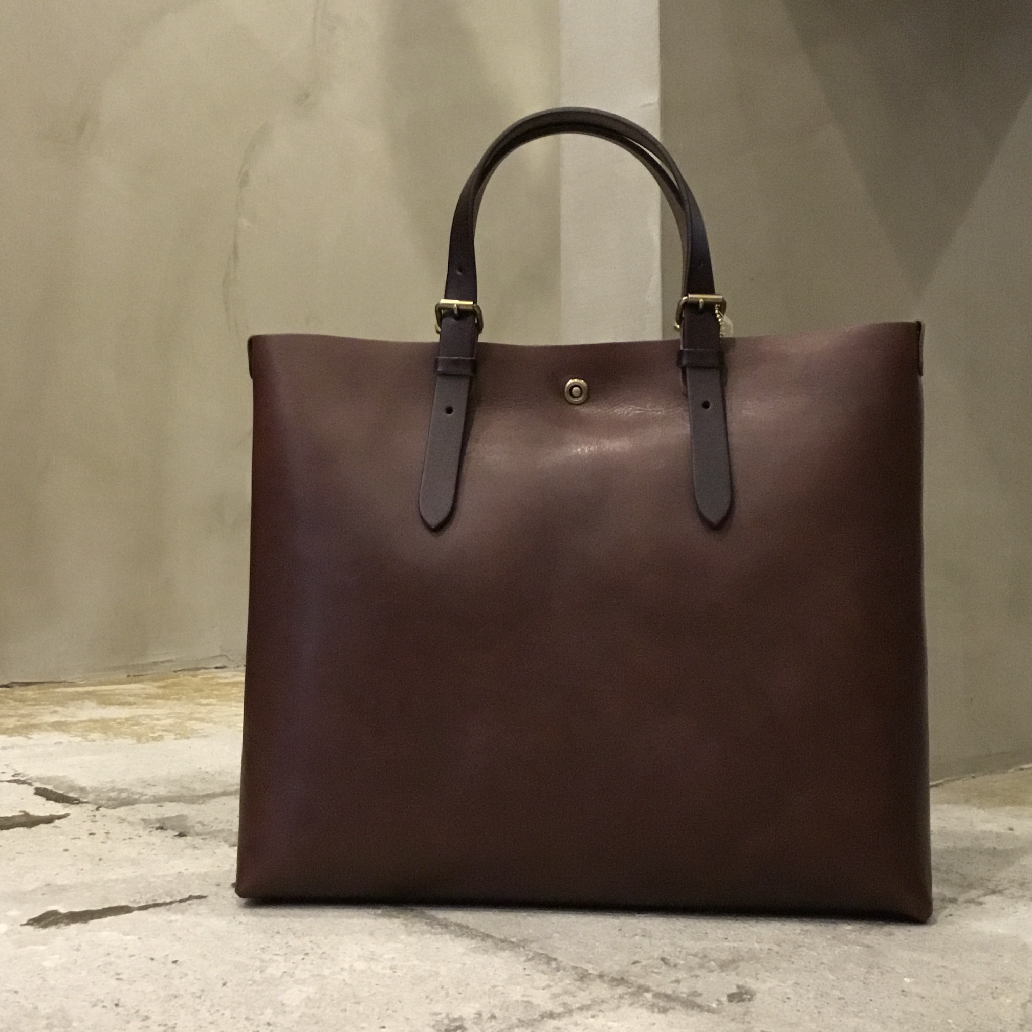 「チョコ色」のA4楽々牛革トートバッグ。シンプルに男女兼用。