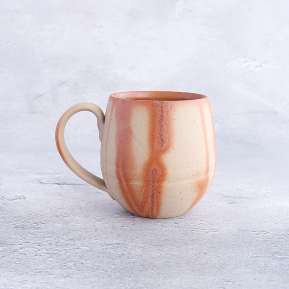 備前焼　丸いマグカップ【緋襷】【A】〈陶器・コーヒーカップ・コップ〉 2枚目の画像