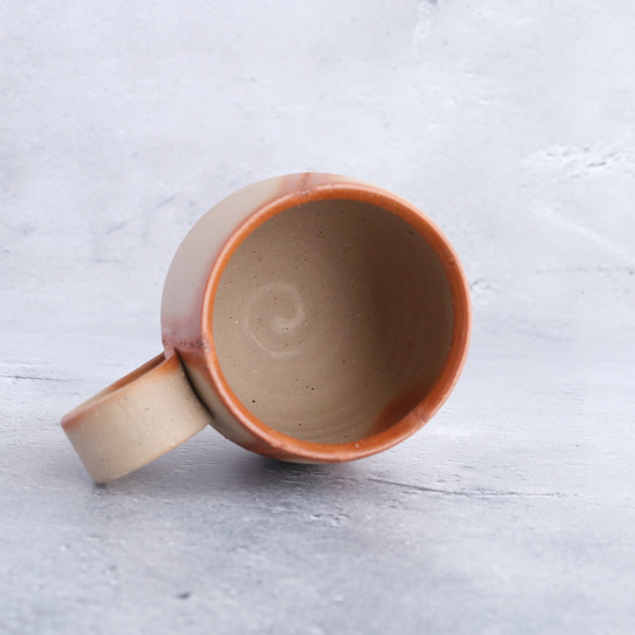 備前焼　丸いマグカップ【緋襷】【B】〈陶器・コーヒーカップ・コップ〉 4枚目の画像