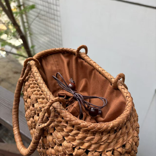 山葡萄かごバッグ　手作り　山葡萄籠バッグ　内布あり　小粒花編み 山葡萄 山葡萄かごバッグ 手作り 山葡萄籠バッグ 花編み 内布付き かご