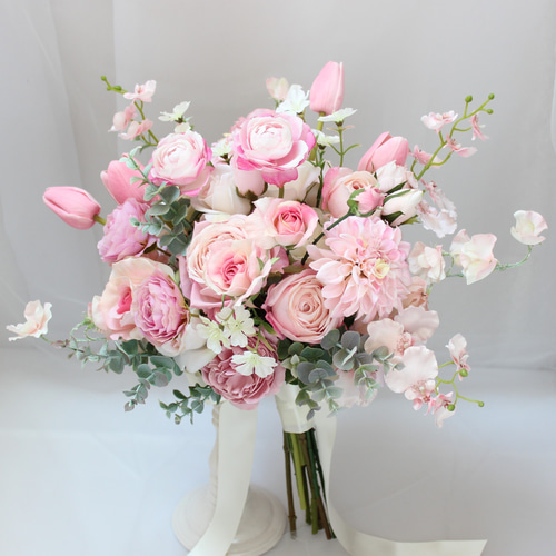 オーダーメイドブーケ22,000円～/ローズピンク×白×グリーンのクラッチ