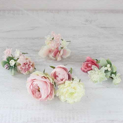 オーダーメイドブーケ22,000円～/ローズピンク×白×グリーンのクラッチ