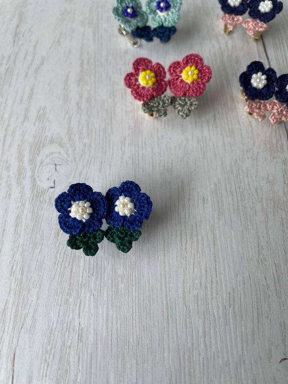 刺繍糸の小さなお花のイヤリング(レース編みイヤリング) 9枚目の画像