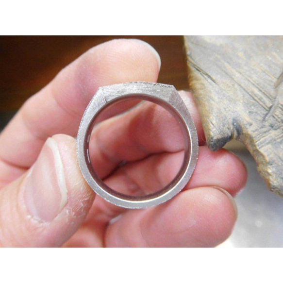 鍛造 結婚指輪 プラチナ pt900 印台リング 幅7mm 横長角の印台 カレッジリング 6枚目の画像