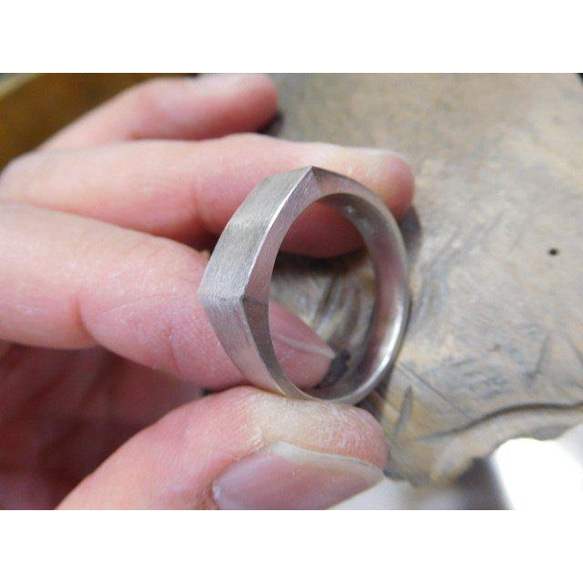 鍛造 結婚指輪 プラチナ pt900 印台リング 幅7mm 横長角の印台 カレッジリング 鏡面 6枚目の画像