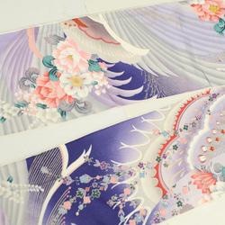 正絹　紫の地に羽と花柄振袖ハギレ　半幅×2.2m　和小物、つまみ細工などに 2枚目の画像