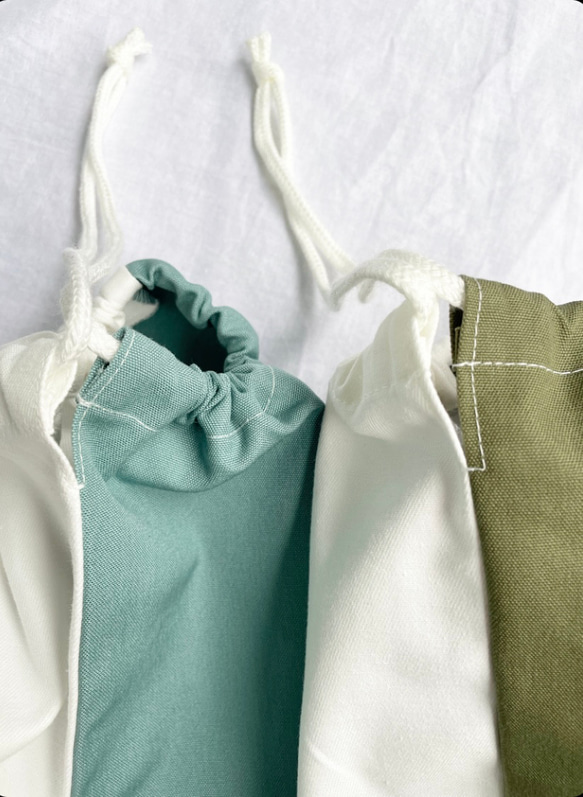 【オフホワイト】ひとりで着れるシンプルなキッズエプロン　子供エプロン　エプロンセット　三角巾　巾着袋 16枚目の画像