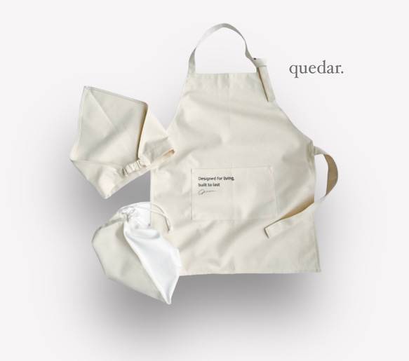 【オフホワイト】ひとりで着れるシンプルなキッズエプロン　子供エプロン　エプロンセット　三角巾　巾着袋 1枚目の画像