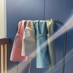 【オフホワイト】ひとりで着れるシンプルなキッズエプロン　子供エプロン　エプロンセット　三角巾　巾着袋 6枚目の画像