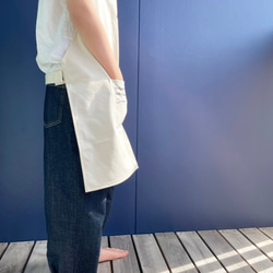 【オフホワイト】ひとりで着れるシンプルなキッズエプロン　子供エプロン　エプロンセット　三角巾　巾着袋 3枚目の画像