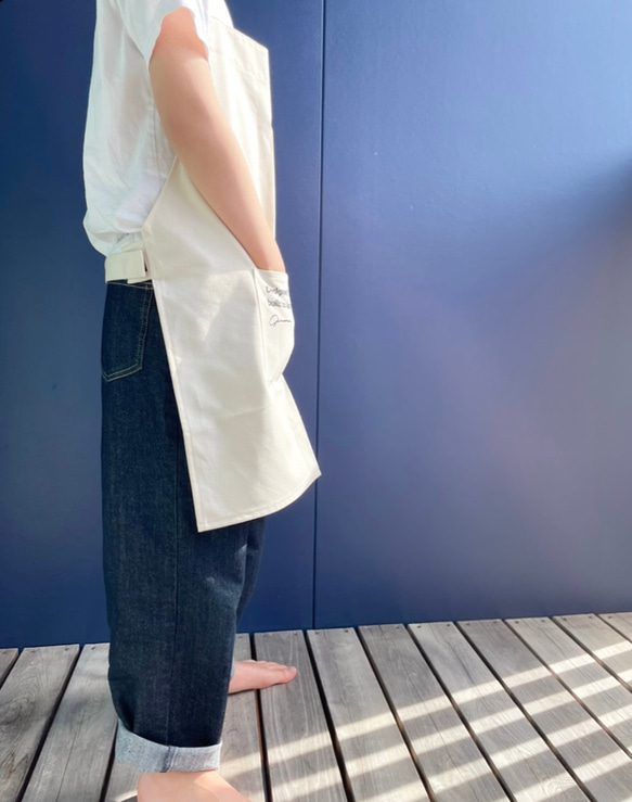 【オフホワイト】ひとりで着れるシンプルなキッズエプロン　子供エプロン　エプロンセット　三角巾　巾着袋 3枚目の画像