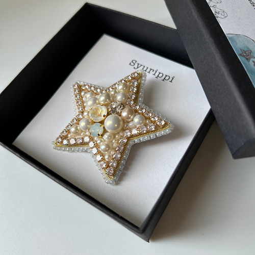 クリスマスオーナメントにも ビーズ刺繍のとても軽い星の