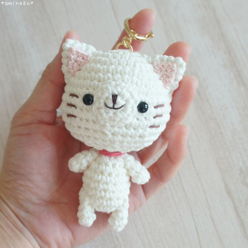 一緒にお出かけ行こうよ♡白猫さんキーホルダー あみぐるみ 猫