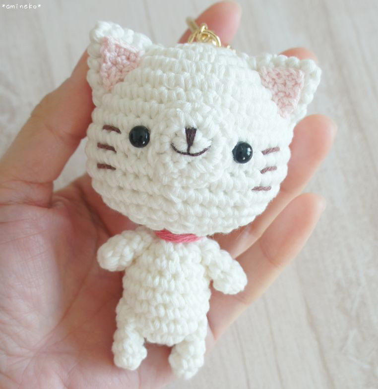 一緒にお出かけ行こうよ♡白猫さんキーホルダー あみぐるみ 猫