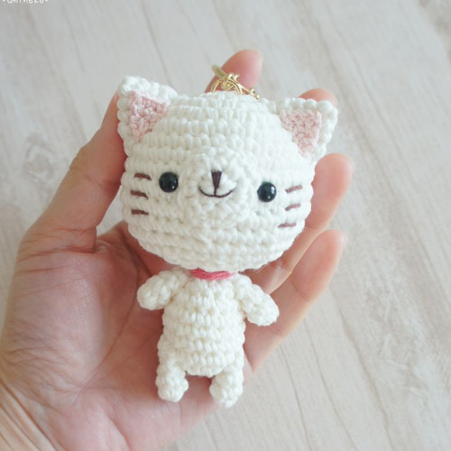 一緒にお出かけ行こうよ♡白猫さんキーホルダー あみぐるみ 猫