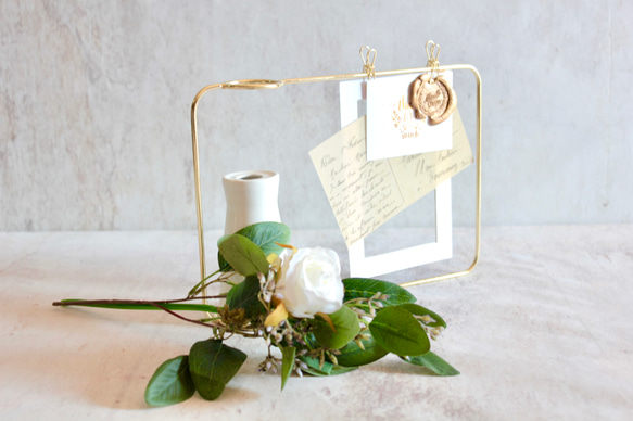【ユーカリと白薔薇】set花瓶付きゴールドワイヤーフォトスタンドアレンジ 6枚目の画像