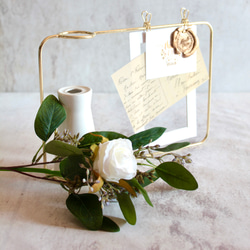 【ユーカリと白薔薇】set花瓶付きゴールドワイヤーフォトスタンドアレンジ 3枚目の画像